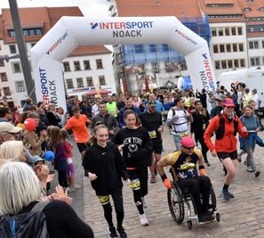 Vielfalt beim Start: Drei Laufstrecken waren vorbereitet worden, die zu Welterbeobjekten in der Stadt führten. Hier der Auftakt zur 12-Kilometer-Strecke. 