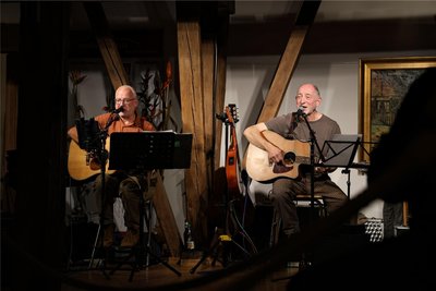 Klaus Drechsler (r.) und links Martin Ruppert von „Schluckauf“ in Aktion zum Handwerkstag im Strumpfmuseum Gelenau.