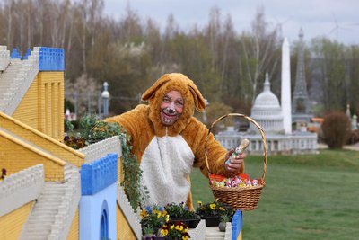 Der Osterhase wird an drei Tagen im Park unterwegs sein. Versteckten wird er hier nichts, dies hat sich angesichts einiger unvernünftiger Gäste als zu riskant erwiesen.