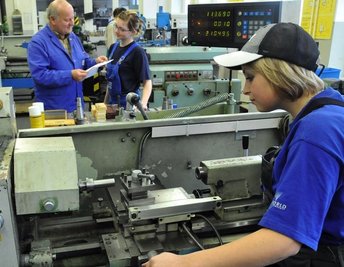 
              <p class="artikelinhalt">Viele Unternehmen wünschen sich mehr Mädchen in technischen Berufen. Die Saxonia-Bildung Halsbrücke bildet Melanie Stangl für die Deutsche Solar zur Verfahrensmechanikerin aus. </p>
            