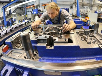 
              <p class="artikelinhalt">Beim Werkzeughersteller Aweba ist der Umsatz gegenüber dem Krisenjahr 2009 wie bei vielen Unternehmen im Erzgebirge kräftig gewachsen. Im Bild: Werkzeugmacher Micha Roßner bei der Arbeit an einem Umformwerkzeug für einen namhaften Automobilhersteller.  </p>
            