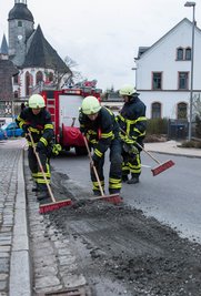 Mit Besen und Schaufel ist am Donnerstagabend die Rochlitzer Feuerwehr an der Leipziger Straße, Höhe Burgstraße, im Einsatz gewesen.