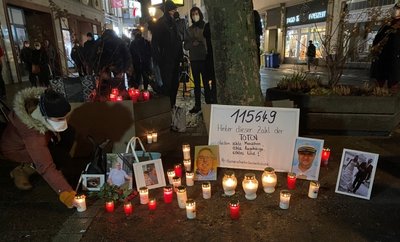 Am Zwickauer Dom gedachten etwa 150 Menschen der Opfer der Coronapandemie und zündeten Kerzen an. 