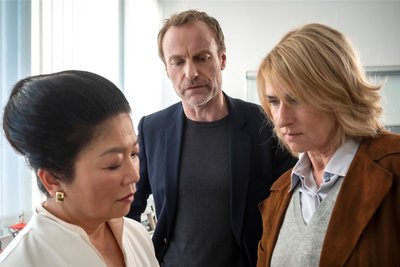 Susanne Bonard (Corinna Harfouch, r.) und Robert Karow (Mark Waschke, Mitte) werden aus Dr. Lê Müller (Mai-Phuong Kollath, l.) nicht schlau.
