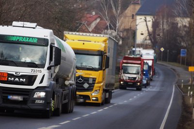 Viele Brummis standen nahe der Unfallstelle im Stau.