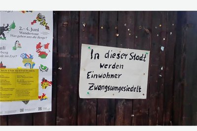 Eines der Plakate an einer öffentlichen Anschlagtafel in Johanngeorgenstadt. Die Stadtverwaltung lässt sie nach Entdeckung umgehend abnehmen. Ein Spiel, das seit Wochen andauert.