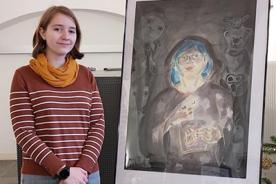 Laetitia Ella Kreher mit einem ihrer Bilder.