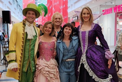 Beim Promo-Auftritt in den Zwickau-Arcaden gaben Melanie Gebhard, Sophia Bauer, Regisseur Chris Murray, Elisabeth Birgmeier, und Marvin Kobus Schütt (v. r.) einen Vorgeschmack auf das Musical „Snow White and me“, das am 3. August auf der Freilichtbühne am Schwanenteich seine Premiere erlebt.