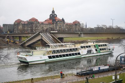 Das Salonschiff "August der Starke" der Sächsischen Dampfschifffahrt fährt am Dienstag unter der teileingestürzten Carolabrücke hindurch.