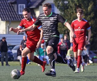 Carsten Pfoh (Mitte) hatte mit der Meeraner Verteidigung zu kämpfen. Eric-Enzo Maschek (l.) und der MSV hatten das bessere Ende.