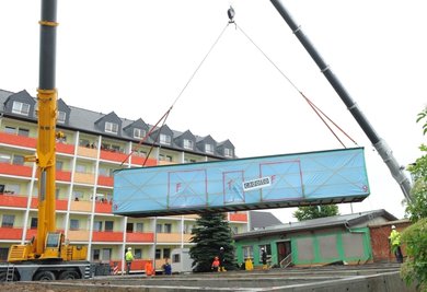 Darauf haben die 90 Bewohner und 60 Mitarbeiter lange gewartet: Dienstagvormittag wurde das erste Gebäudemodul der neuen Küche in den Innenhof des Saydaer Pflegeheims "Am Wallgraben" vorsichtig gehievt.