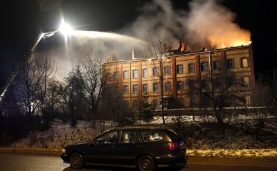 Bis in den frühen Sonntagmorgen haben mehr als 70 Feuerwehrmänner gegen die Flammen in einem leer stehenden Fabrikgebäude in Geringswalde gekämpft. Der Dachstuhl brannte völlig nieder.