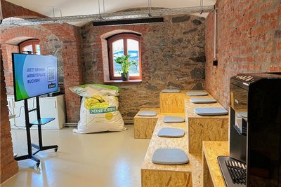 Ein Gemeinschaftsraum, den alle Mieter des Gründerzentrum nutzen können. Die Ziegel sind noch vom Originalbau aus dem Jahr 1875 erhalten. 