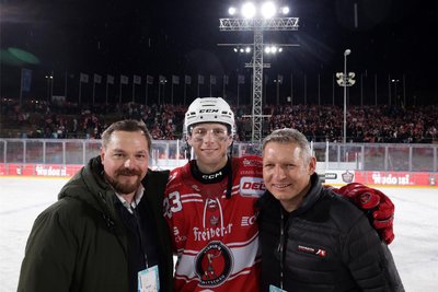 Eispiraten-Geschäftsführer Jörg Buschmann (links) freut sich mit Stürmer Willy Rudert und Teammanager Ronny Bauer auf die Play-offs.