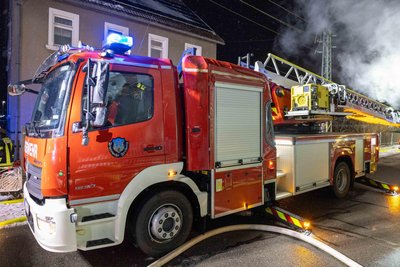 Die Drehleiter der Freiberger Feuerwehr hat bei den Löscharbeiten in Kleinschirma am 2. Februar Schaden genommen.
