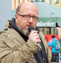 Marcus Poschlod bei seinemVersuch, mit Gesang Geld zu verdienen. 