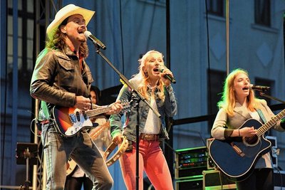 Lanny Lanner, Stefanie Hertel und Johanna Mross als More Than Words bei einem Konzert im Vogtland. 