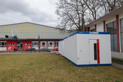 Vor dem Kunsteisstadion stehen zusätzliche Toilettencontainer.