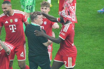 Max Eberl (M) feiert mit den Bayern-Spielern nach dem Münchner Finalsieg auf dem Platz. 