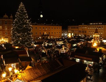 Noch bis Sonntag erstrahlt der Annaberger Weihnachtsmarkt in hellem Lichterglanz.