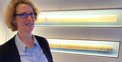 Sabine Wolfram, Direktorin des Staatlichen Museums für Archäologie Chemnitz (Smac), begrüßt am Mittwoch 100 internationale Forscher zu einer Konferenz über Archäologie in der Arktis. Die meisten nehmen, wegen Corona, online teil. Thematisch gibt es Berührungspunkte zur Ausstellung im Smac: Bohrkerne wie die im Bildhintergrund dienen der Altersbestimmung von Funden im Eis.