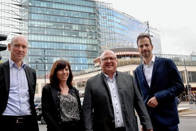 Die Plauener Bauplanung residiert ab sofort mit einer Niederlassung hinter einer Glasfassade am Berliner "Kranzler Eck" am Kurfürstendamm. Niederlassungsleiter dort ist Stefan Matthys (links). An seiner Seite in Berlin: Architekt Tobias Piechocki (rechts). Geschäftsführer Karsten Kroll und seine Assistentin waren zur Eröffnung vor Ort. 