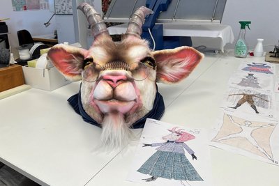Mit großer Detailverliebtheit angefertigte Maske: Die alte Geiß steht im Musical auf der Seite des Guten.