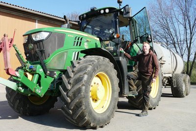 Im Dittersdorfer Landwirtschaftsbetrieb von Rüdiger Kempe fährt Florian Schnabel einen der großen Traktoren – hier für einen Gülletransport.