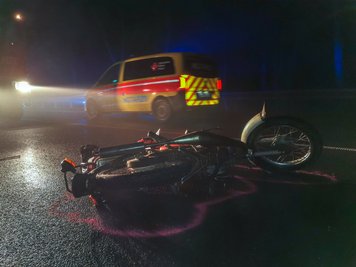 Auf der Bundestraße kam es zur Kollision mit einem Pkw.