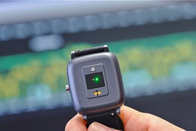 Auch an der Rückseite hält die Uhr spannende Details parat. Dort wird die Körpertemperatur gemessen.