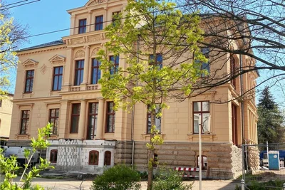 Untergebracht ist das Gründerzeitzentrum im Souterrain der Villa Falk an der Äußeren Schneeberger Straße. 