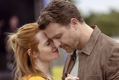 Karoline Herfurth als Sonja und Friedrich Mücke als Milan in einer Szene des Films „Wunderschöner“. Herfurth schrieb auch das Drehbuch und führte Regie.
