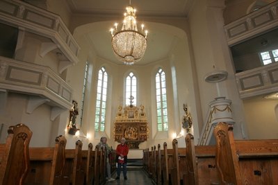 
              <p class="artikelinhalt">Neues Beleuchtungskonzept: Mit neuer Elektrik und neuen Leuchten kann der Kircheninnenraum jetzt optimal ausgeleuchtet werden. Der Altar wird von der Seite angestrahlt, Deckenspots sorgen für Helligkeit. Der stattliche Kronleuchter wurde gründlich gereinigt. </p>
            