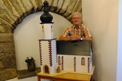 Eine Kirche als Sparbüchse. Klaus Hanauer hat mit Helfern das schmucke, nun in der Brauthalle stehende Modell gebaut. 