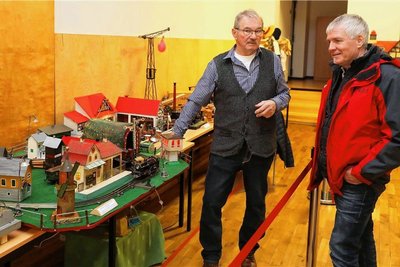 Die Besucher beim Fachsimpeln mit den Ausstellern.