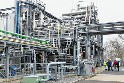 Bis 2026 soll die Anlage 380.000 Liter "grünes Benzin" liefern - Tests sind auch im Motorsport geplant. 