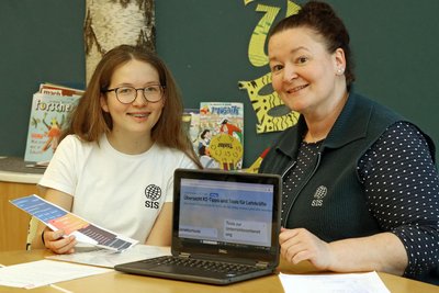 Stine Kazzer, die die Internationale Oberschule Meerane leitet, mit Schülerin Sophia Schade aus der Klasse 6a.