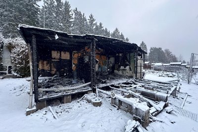 Beim Großbrand kurz vor Weihnachten sind Dutzende Bungalows und Wohnwagen am Stauweiher zerstört worden. Der Sachschaden pro Pächter liegt laut Polizei bei 30.000 Euro.