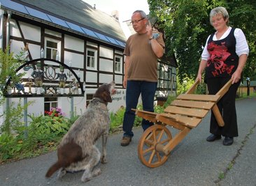Klar, dass es in den Riesenberger Häusern nicht nur Käse, sondern auch einen Schiebebock gibt. Gabriela Zirnstein mit ihrem Mann Ingolf. Vor vielen Jahren aß sie hier ihren ersten Schiebböcker, damals noch als Gast. Heute leitet sie das Haus.