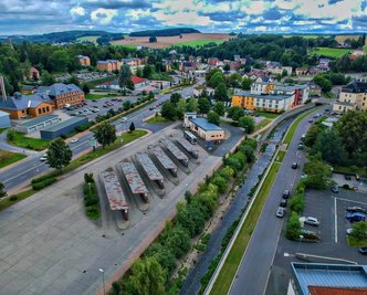 Der Busbahnhof Rodewisch gilt neben Plauen als Drehkreuz für den Personennahverkehr im Vogtland. Den Passagieren präsentiert er sich wie im Jahr 1985, als die Umsteigestelle gebaut wurde. 2022 soll der Umbau mit Verzögerung umgesetzt werden. Aus sechs werden acht Bussteige. 