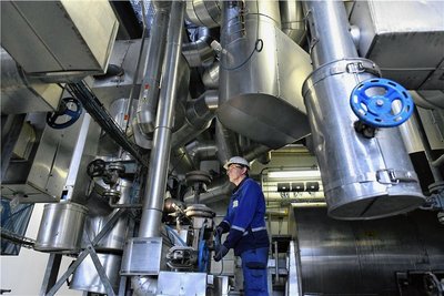 Anlagenfahrer Tilo Weißbach in der Großversuchsanlage, die das Herzstück des Projekts "DeCarTrans" ist. 