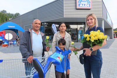 Zur Eröffnung des neu gebauten Aldi-Marktes an der Uferstraße in Werdau begrüßte Chefin Nena Mühlmann die ersten Kunden persönlich. Dazu gehörte auch Familie Singh.