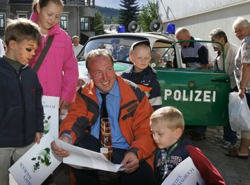 
              <p class="artikelinhalt">Auch ein "echter" Polizeitrabi war unter den Oldtimern zum 12. Brauerei- und Burgfest dabei. Polizeiobermeister Walter Ruppert von der Polizeidirektion Oberes Elbtal-Osterzgebirge war mit dem Trabant 601, Baujahr 1989, nach Rechenberg gekommen und verteilte Malbücher an die Kinder.</p>
            