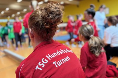 Rund 15 Turnerinnen trainieren regelmäßig bei der TSG Hundshübel. Neun von ihnen traten am Sonnabend in Schneeberg bei der Kreismeisterschaft an.