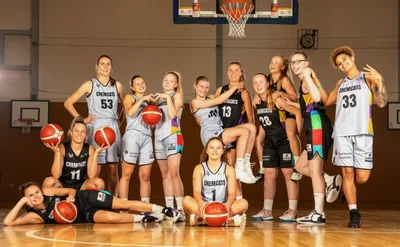 Auch so kann ein Mannschaftsfoto aussehen: Die Chemcats verbreiten gute Laune. Hintere Reihe von links: Tereza Hebisch, Lea Steinbrück, Leann Rebentisch, Lilly Küppers, Emilia Dannebauer, Leni Beier, Chiara Schmieder, Charlotte Wahren, Myah Taylor. Vorn von links: Kapitän Jessica Kluge (liegend), Lucile Peroche, Joy Baum. Es fehlt: Leni Knorr. 