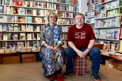 Elke und Günther Ebert in ihrer Buchhandlung am Brühl.