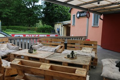Hinter der Sitzlounge sind die Sanitäranlagen im Waldbad Rodau.