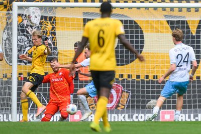Vincent Vermeij (l.) trifft künstlerisch wertvoll per Hacke zum 2:0 für Dresden.