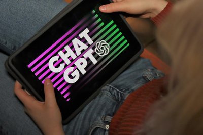 Viele Jugendliche nutzen ChatGPT für Aufsätze, Referate oder Hausaufgaben.