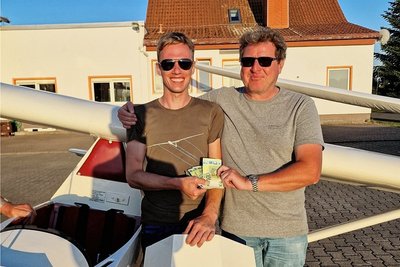 Frank Hackl (rechts) löst sein Versprechen ein: 500 Euro gibt es für den Piloten Jens Döring. Beruflich repariert er große Frachtflugzeuge in Dresden.